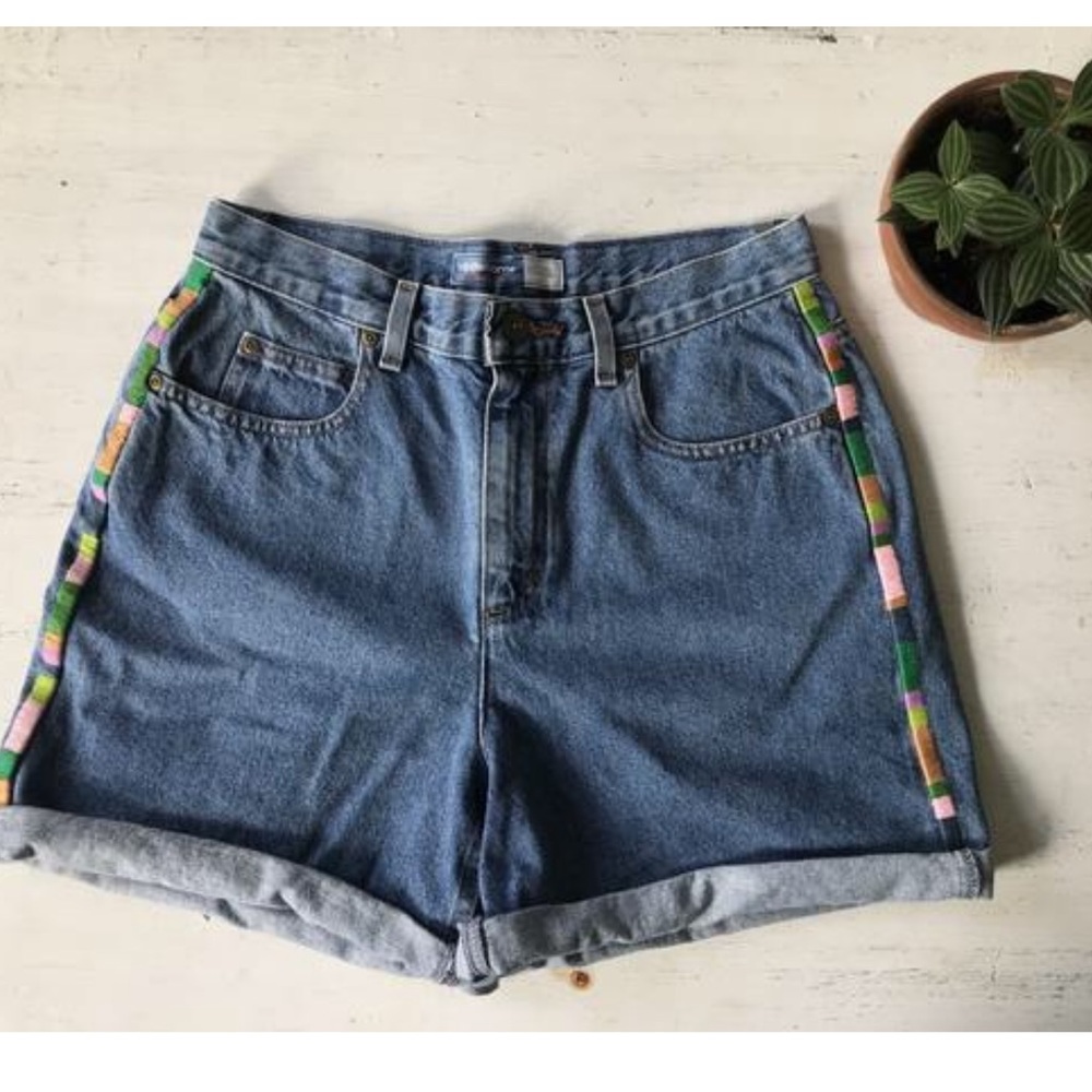 Vintage high rise waist embroidered jean shorts